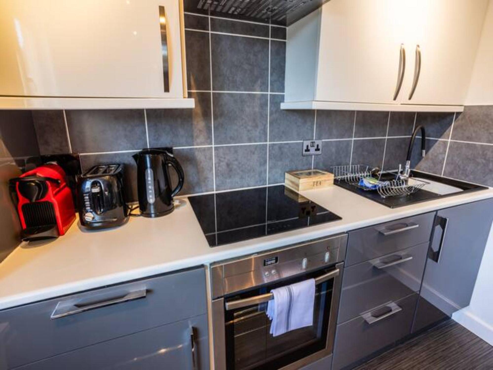 Newly Renovated Ideally Situated 2 Bedroom Flat بورنماوث المظهر الخارجي الصورة