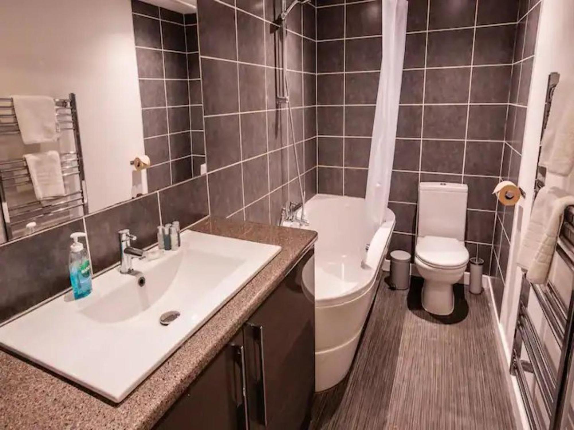Newly Renovated Ideally Situated 2 Bedroom Flat بورنماوث المظهر الخارجي الصورة