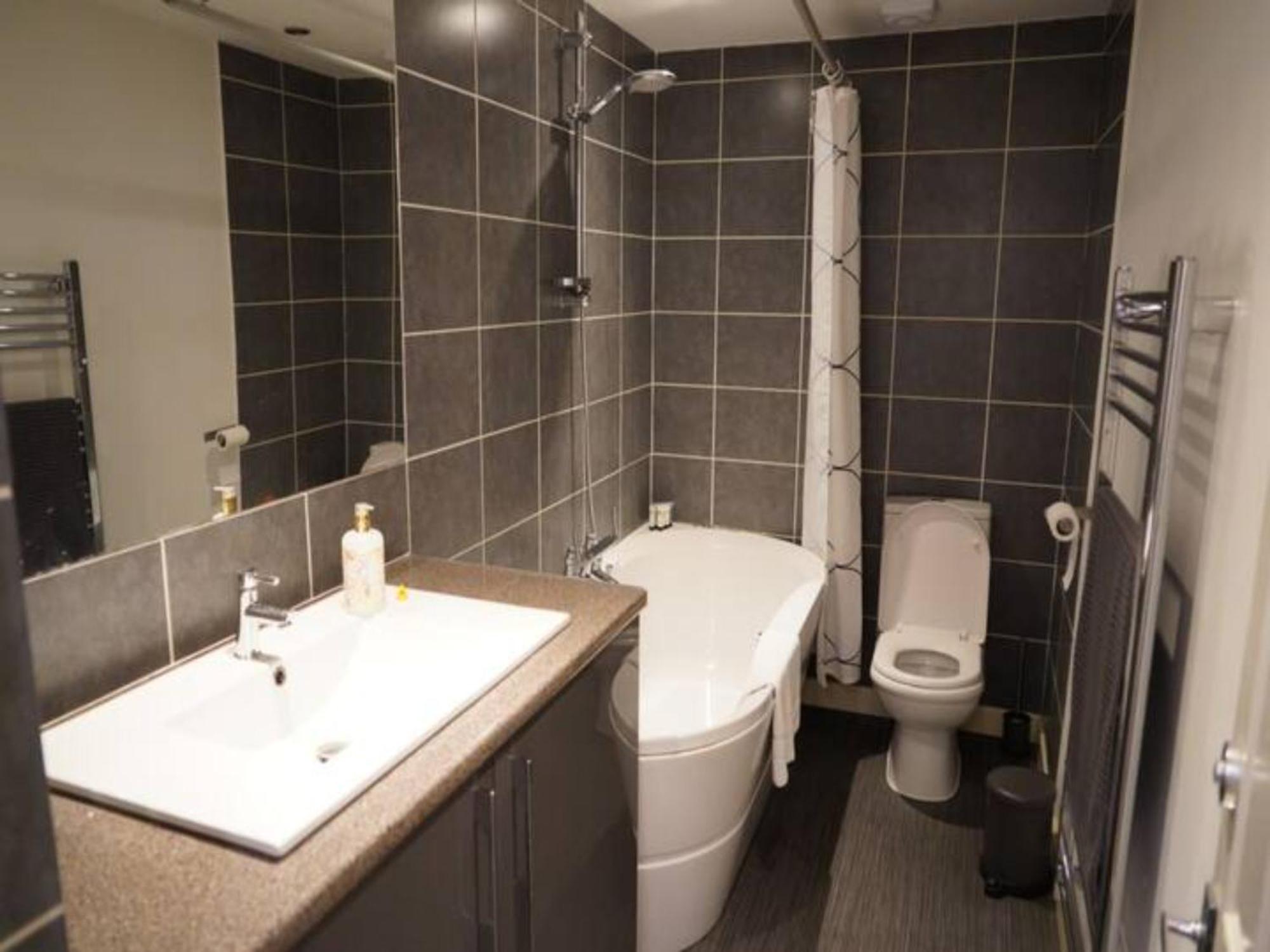 Newly Renovated Ideally Situated 2 Bedroom Flat بورنماوث المظهر الخارجي الصورة